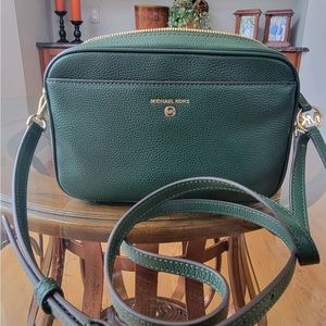 MICHAEL KORS - Jet Set Charm Moss Green Pebbled Leather Camera Crossbody
